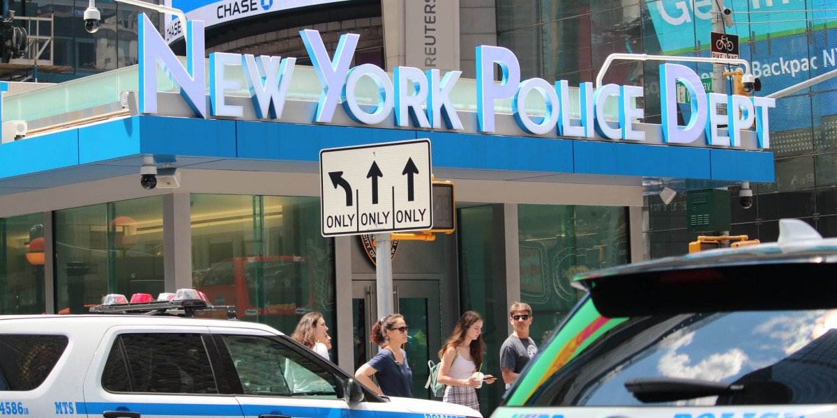 New York City görevlisinin öldüğünü ve bir başkasının hayati tehlike arz eden yaralar aldı