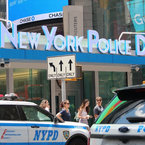 New York City görevlisinin öldüğünü ve bir başkasının hayati tehlike arz eden yaralar aldı